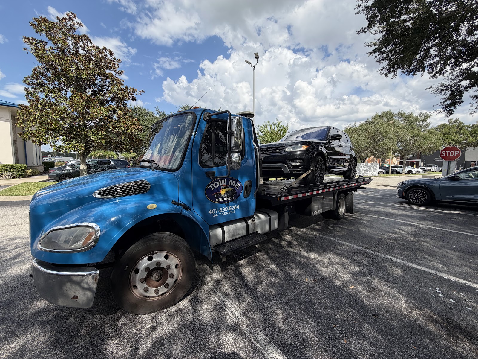 Tow Me Orlando truck and equipment on a service call